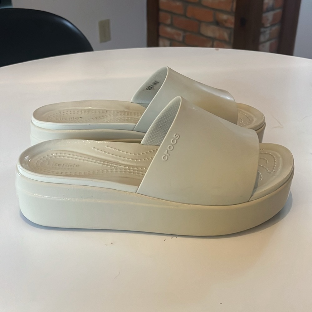 Croc Platform Brooklyn Slide Color Bone